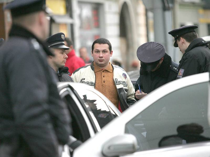 Policisté řeší v brněnské ulici Cejl ozbrojenou potyčku.