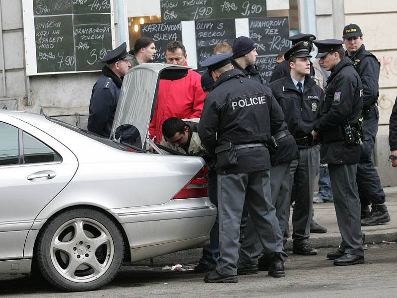 Policisté řeší v brněnské ulici Cejl ozbrojenou potyčku.