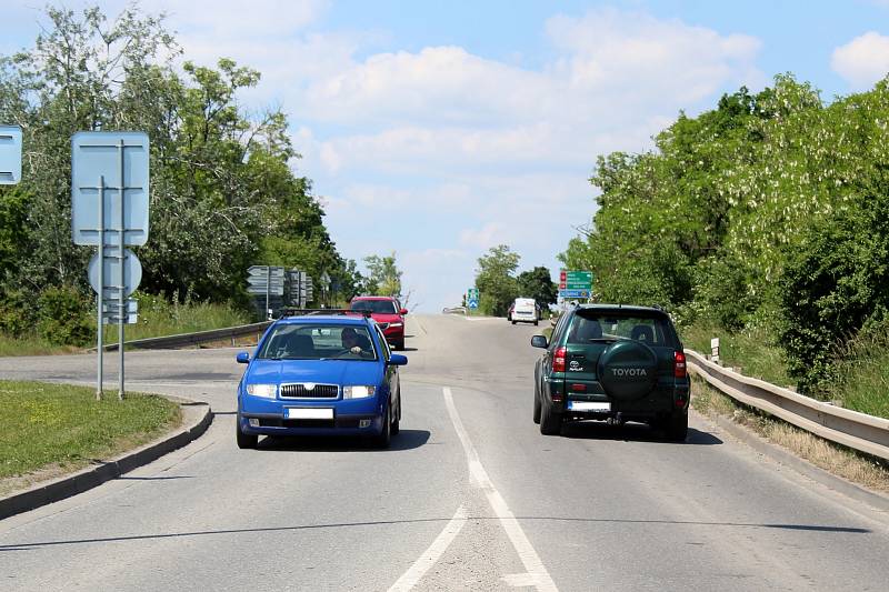 Křižovatka u benzinové stanice před Rajhradem.