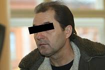 Třiačtyřicetiletý muž z Břeclavska před Krajský soudem v Brně je obžalovaný z týrání svého syna.
