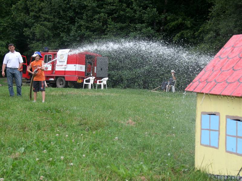 Místo sezení v lavicích prožili školáci den s Empíkem