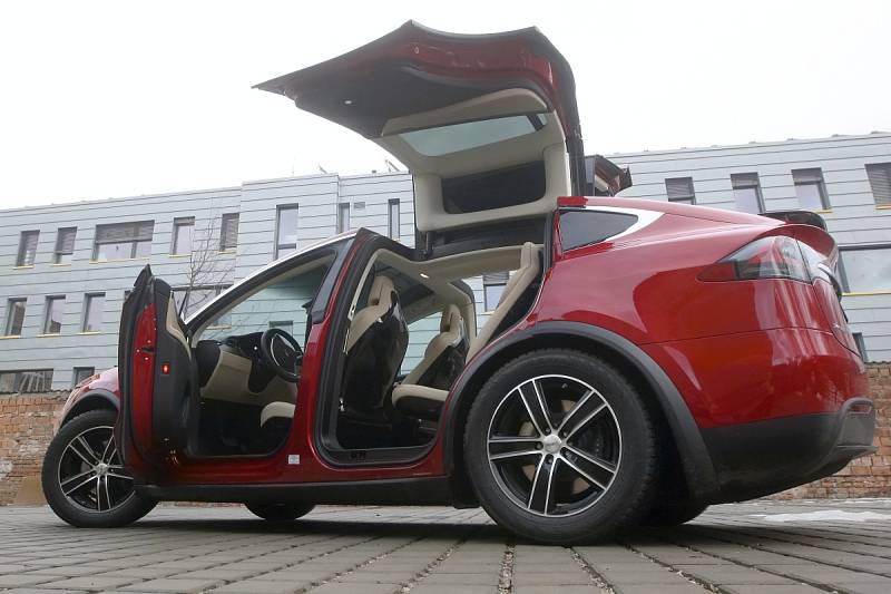 První auto značky Tesla si mohou půjčit brněnští řidiči. Koupila ho carsharingová firma Emuj, která se zaměřuje na elektromobily. Z nuly na sto kilometrů v hodině auto zrychluje za tři sekundy.