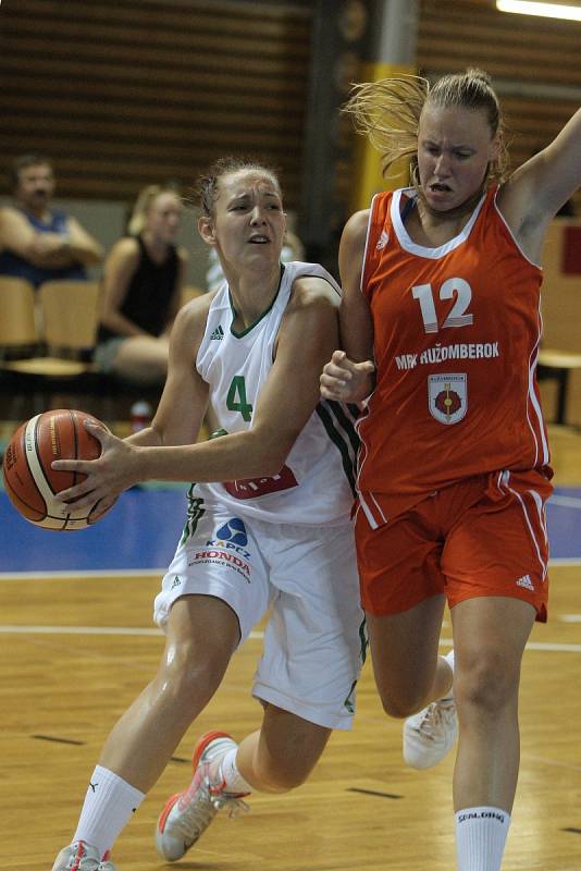 Basketbalistky brněnského Valosunu (v bílém) ladily formu na novou sezonu od pátku do neděle na domácím Valosun Cupu, který zakončily s bilancí jedné výhry a jedné prohry. 