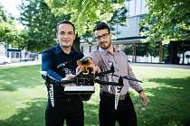Odhalit původce vhozené pyrotechniky dovede i v tom největším zmatku dron, který naprogramovali studenti brněnské techniky.