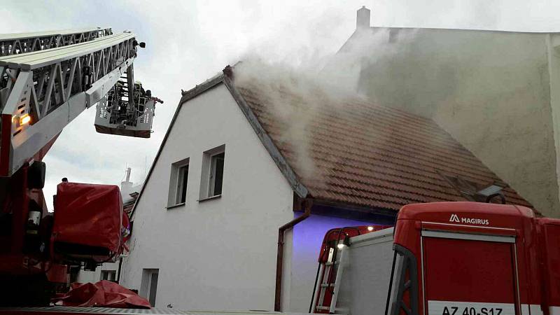 Škoda do jednoho milionu korun a rozebraná střecha. Takové jsou následky požáru, který vypukl v přízemí jednoho ze dvou křídel většího rodinného domu na Masarykově náměstí ve Šlapanicích na Brněnsku.