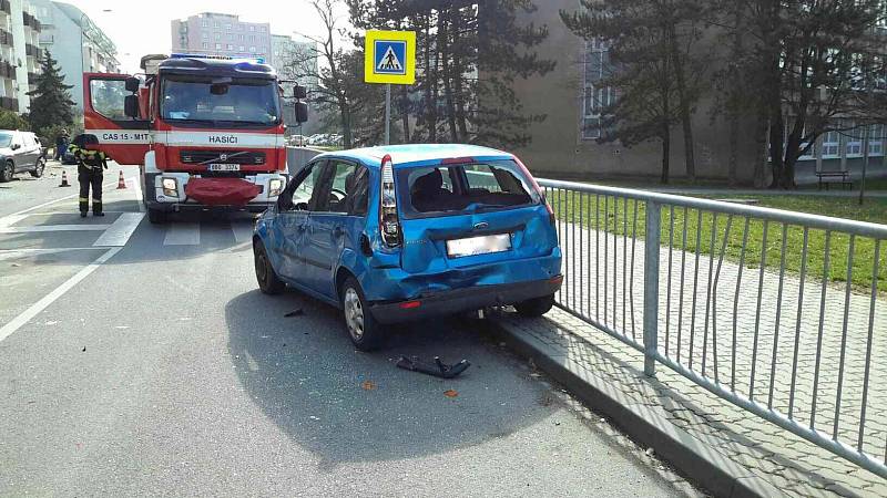 Řídil nákladní auto, za volantem ale dostal infarkt. Při tom řidič naboural do jedenadvaceti zaparkovaných osobních aut. Nehoda se stala v Brně na ulici Krásného ve čtvrtek krátce před půl desátou dopoledne.