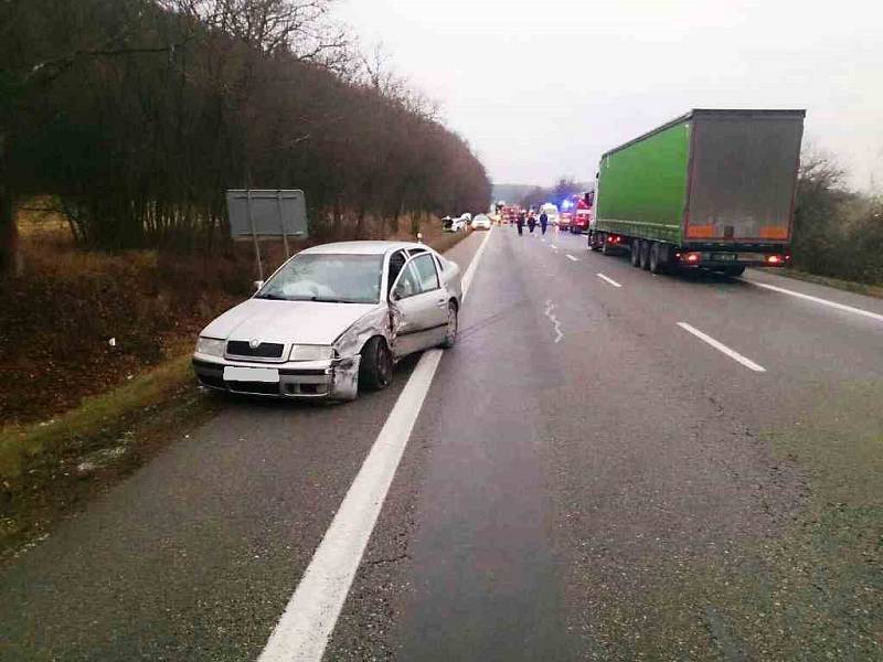 Nehoda čtyř osobních aut zastavila ve čtvrtek odpoledne dopravu na frekventované silnici 43 z Brna na Svitavy. Auta se srazila na křižovatce, ze které se odbočuje do Kuřimi. Po nehodě skončilo šest lidí v nemocnici.