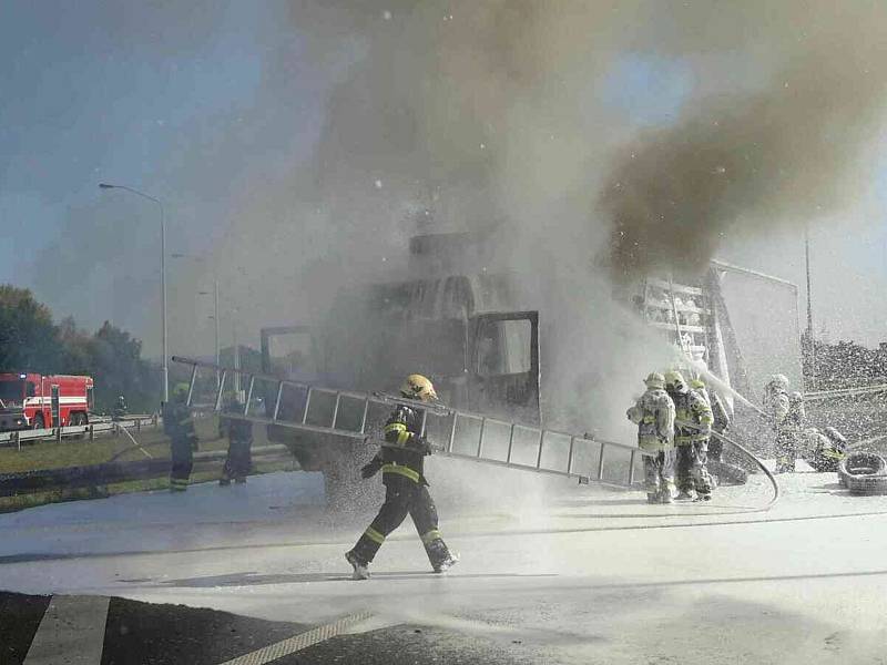 Na dálnici D1 na 196. kilometru ve směru na Prahu hořel kamion převážející pneumatiky, hasiči škodu odhadli na 2,2 milionu korun.