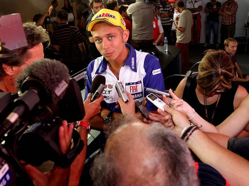 Hvězdy MotoGP (na fotkách Valentino Rossi, Casey Stoner, Dani Pedrosa, John Hopkins a Chris Vermeulen) už se usazují na brněnském Masarykově okruhu.