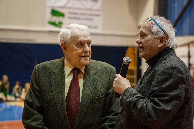 Dohromady devadesát růží v barvách Brna a Sokola Brno I dostal legendární basketbalista Ivo Mrázek, který právě v pondělí oslavil devadesáté narozeniny.