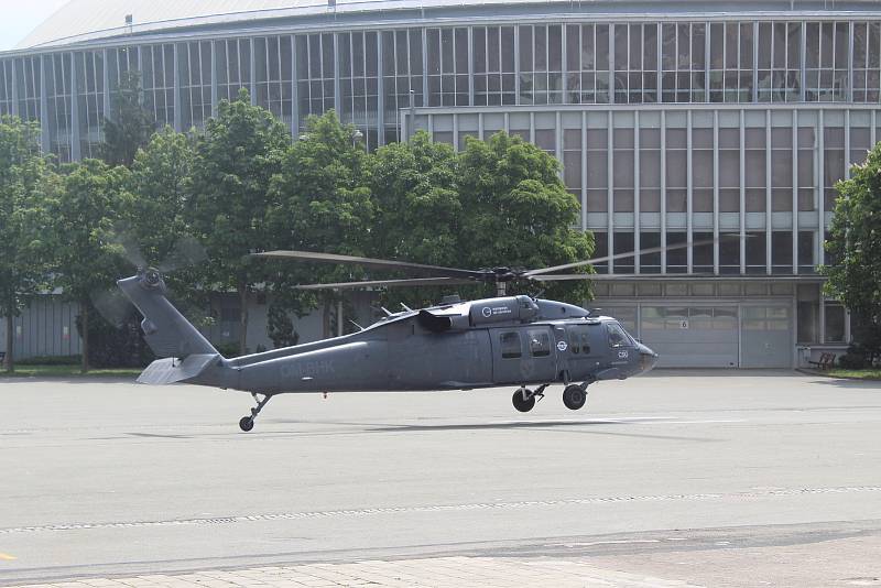 Na brněnském výstavišti přistál legendární vrtulník Black Hawk.