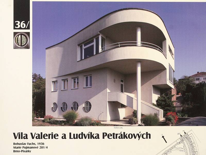 Výstavy mapující dílo architekta Bohuslava Fuchse putují po celé republice už od března, kdy by umělec oslavil 120. narozeniny. Expozice rodinných domů z jeho dílny dorazila ve čtvrtek do Znojma. O pátku je pak k vidění i výstava v Brně.