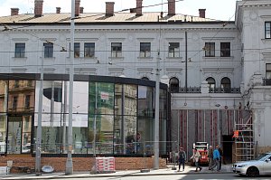 Už rok pracují dělníci na úpravě levého křídla výpravní budovy brněnského hlavního nádraží.