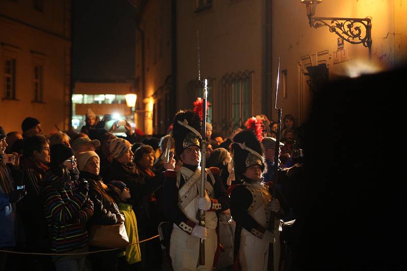 Centrem města Brna prošel historický průvod vojska s císařem Napoleonem. Brňané si tak připomněli slavkovskou bitvu.