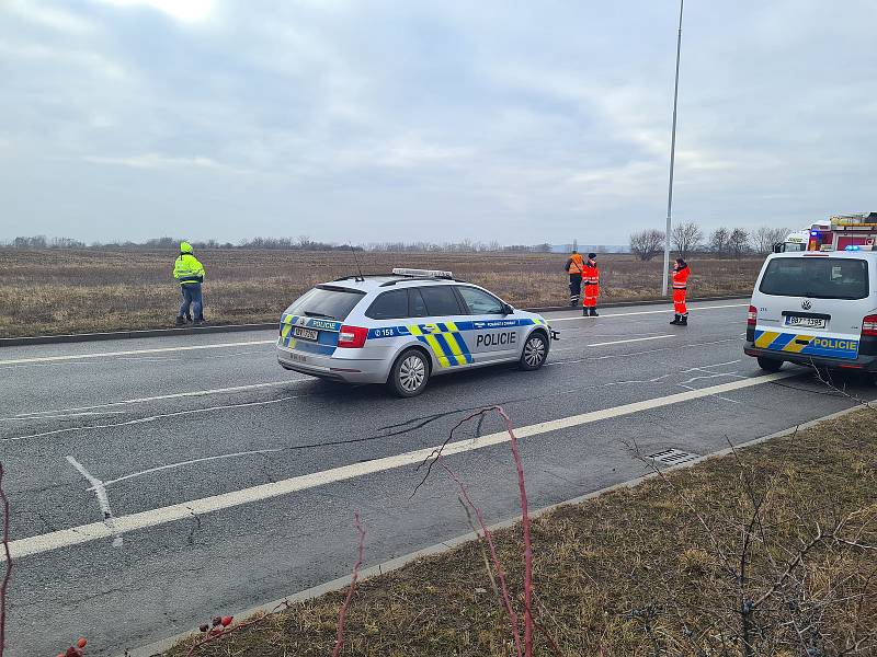 Tragické následky měla úterní dopravní nehoda v brněnské ulici Průmyslová. Krátce po jedné hodině odpoledne tam došlo ke střetu osobního auta s kamionem. Řidič osobního auta nehodu nepřežil.