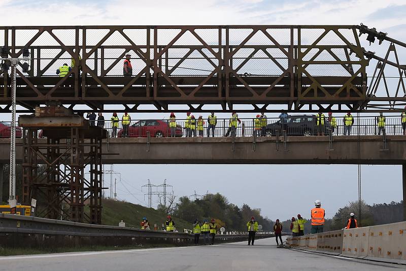 Brno 18.4.2020 - stavba provizorního mostu na dálnici D1