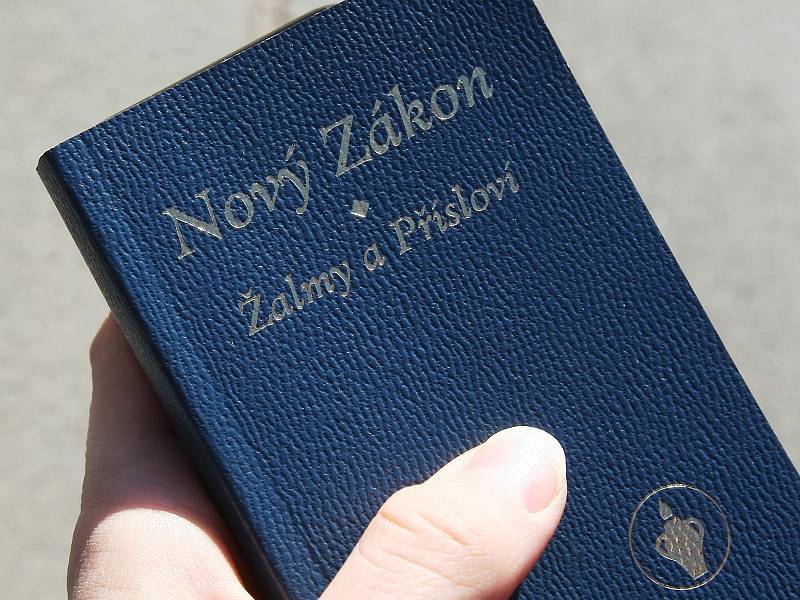 Předčítání úryvků z Bible na Moravském náměstí v Brně.