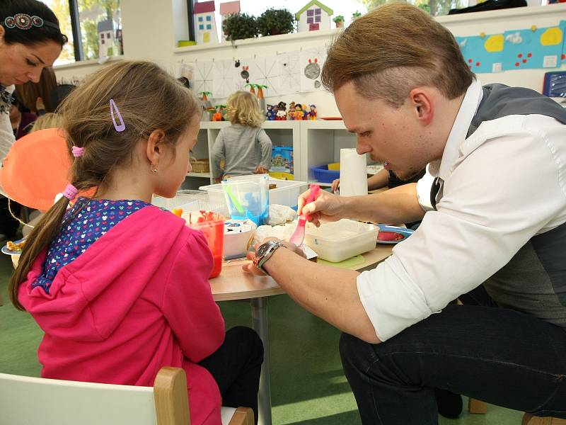 Děti si zkusily například vydlabat dýni nebo vyrobit svícen s duchem ze zavařovací sklenice.