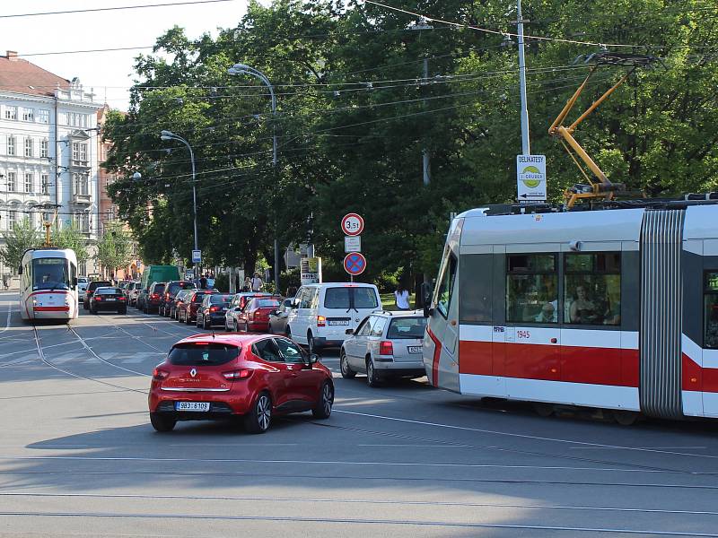 Velkou dávku trpělivosti potřebují řidiči, kteří se rozhodnou projet přes Moravské náměstí. Částečná uzavírka totiž v pondělní odpolední špičce zavinila přeplnění silnic přes Moravské náměstí.