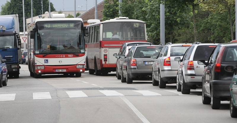 Oprava kolejí v Palackého třídě ucpala okolní ulice (Božetěchova).