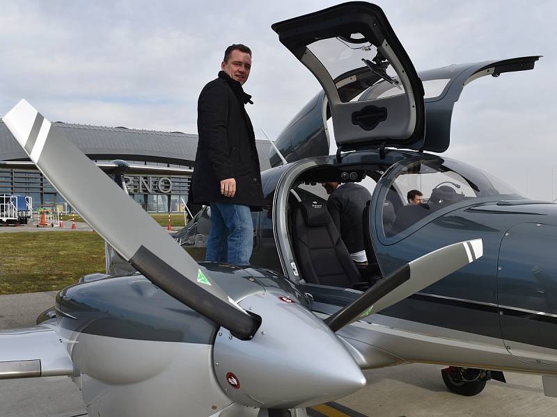 Na brněnském letišti se v úterý poprvé představilo nové letadlo Diamond DA62. Moderní šestimístný stroj je klenot nejen svým vzhledem, ale také technologií.