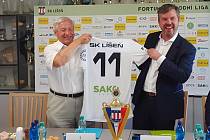Předseda představenstva společnosti SAKO Filip Leder (vpravo) a předseda SK Líšeň Karel Hladiš podepsali tříletou smlouvu o spolupráci.