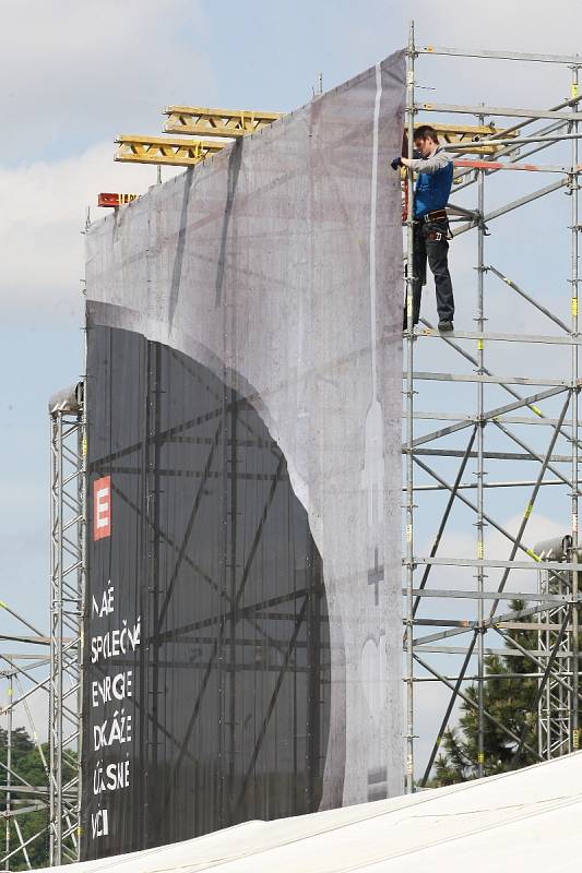 Obří hlavní pódium obohatí ještě další dvě velké scény a několik malých