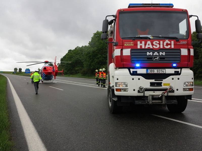 Zásah vrtulníku záchranářů si vyžádala dopravní nehodana 204. kilometru dálnice D1 u obce Podolí v pondělí před jedenáctou hodinou dopoledne. 