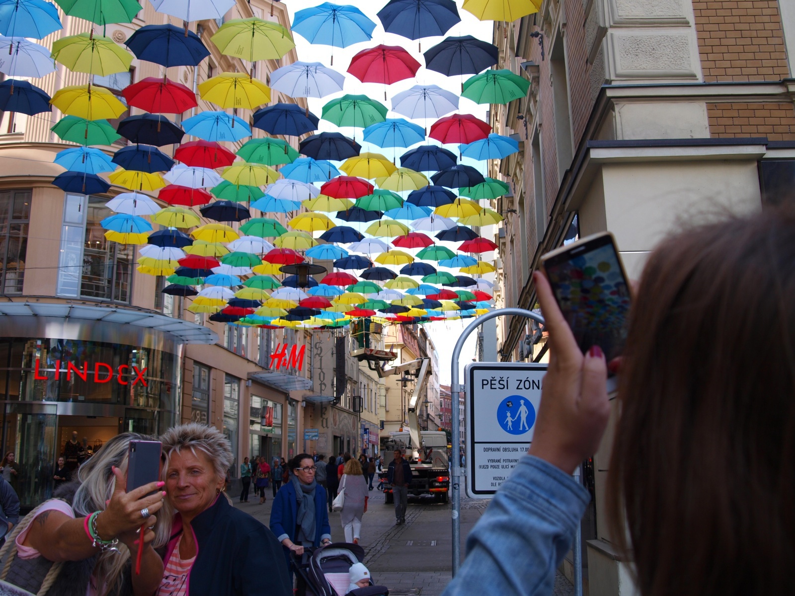 OBRAZEM: Barevné deštníky na měsíc ozdobí Brno - Brněnský deník