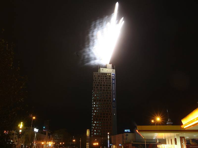 Dva ohňostroje z brněnského hradu Špilberk a z nejvyšší české budovy AZ Tower zakončily oslavy šedesátin hokejové Komety Brno.