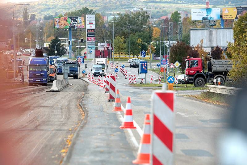 Problémy může vzhledem k souběžným uzavírkám způsobit především uzavřený most přes dálnici D2 nad exitem 3 u Olympie.