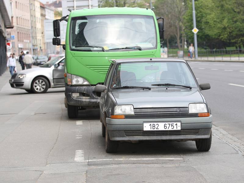 Renault R5 v Kounicově ulici - Policie nikde.