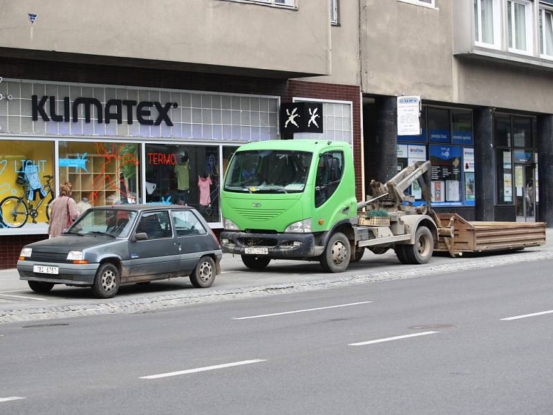 Renault R5 v Kounicově ulici - Policie nikde.