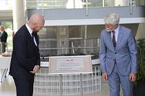 Prezident Petr Pavel spolu s velvyslancem Velké Británie odhalil pamětní desku v Technologickém parku a navštívil JIC.