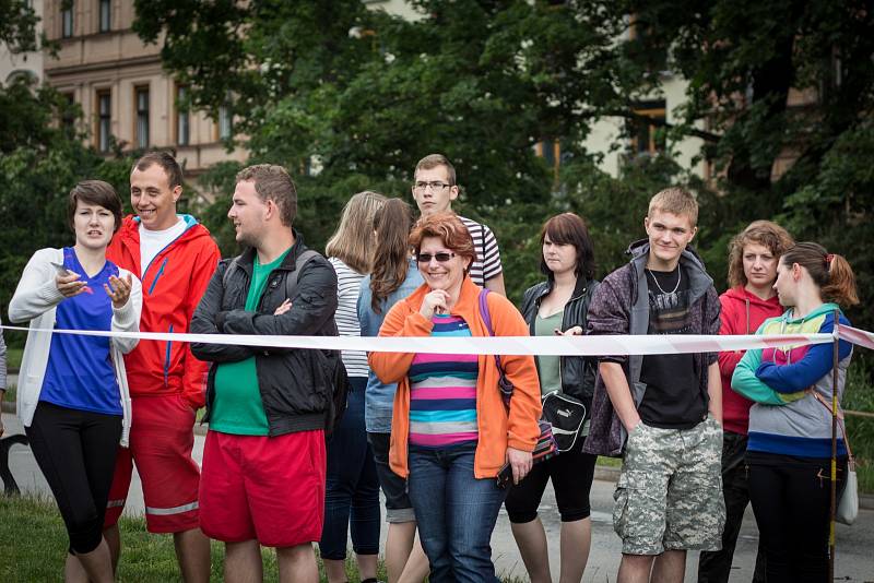 Zmatek, křik, sténání. Na místě deset zraněných. Jaké je zachraňovat lidi při hromadném neštěstí si v pondělí vyzkoušeli studenti třiceti středních a vyšších odborných zdravotnických škol z České republiky.