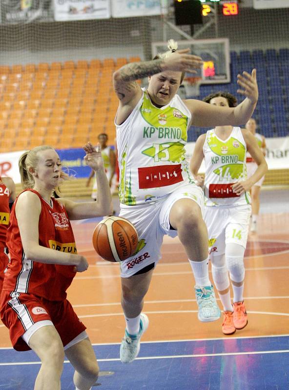 Basketbalistky KP Brno přehrály v prvním utkání play-off o bronzovou medaili v Ženské basketbalové lize doma Nymburk 74:62.