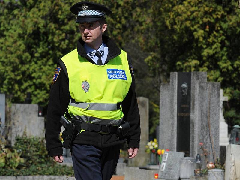 Strážníci městské policie při kontrole Ústředního hřbitova v Brně.