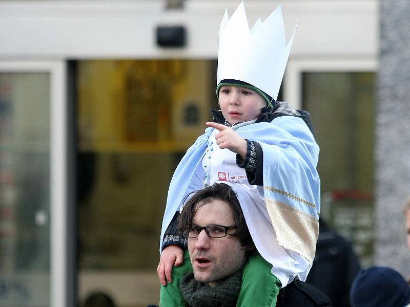 Tři králové vyrazili na hnědácích na podporu charitativní sbírky.