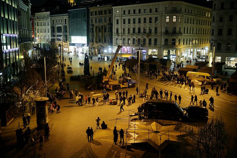 Koňské spřežení přivezlo na brněnské náměstí Svobody vánoční strom z bílovických lesů.