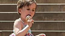 Během horkých dní lidé nejčastěji sahají po zmrzlině.