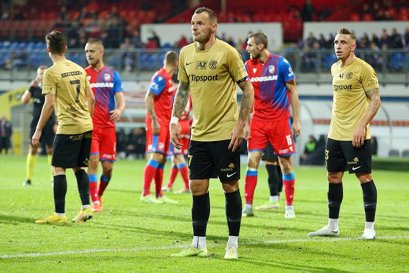 Brněnští fotbalisté (zlaté dresy) prohráli v Plzni 0:4.