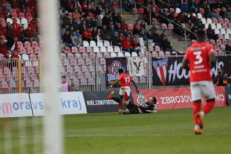 Fotbalisté Zbrojovky (v červeném) podlehli Jablonci 1:2.