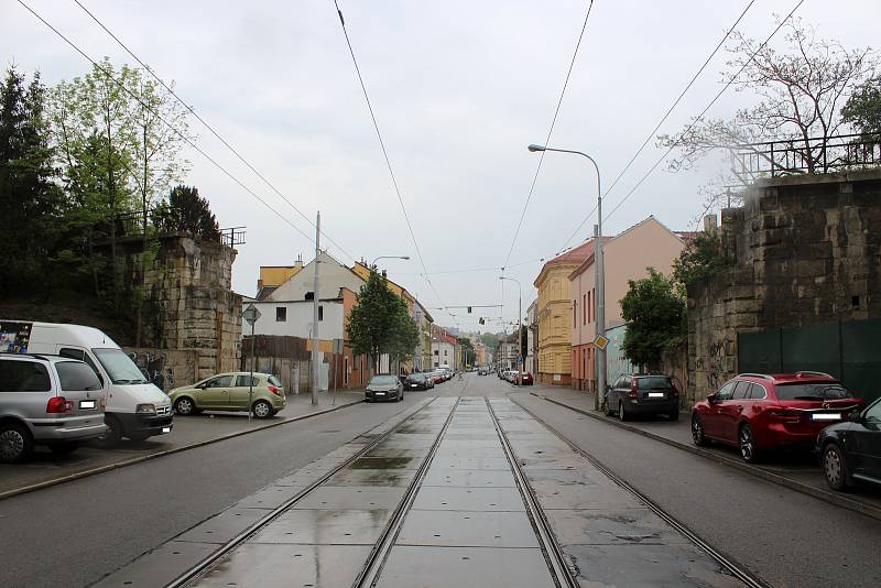 Zbytky bývalého železničního mostu přes Vranovskou ulici v brněnských Husovicích.