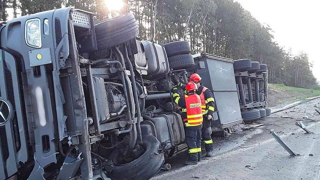 Nehoda kamionu krátce před osmou hodinou ráno na 174. kilometru ve směru na Prahu. Na místě nasadili hasiči těžkou techniku, protože bylo nutné složité vyprošťování, když se kamion převrátil na bok.