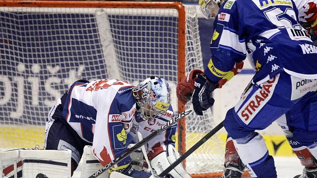 Hokejové utkání Tipsport extraligy v ledním hokeji mezi HC ČSOB Pojišťovna Pardubice (v bílém) a HC Kometa Brno (v modrém) v pardubické ČEZ Areně.