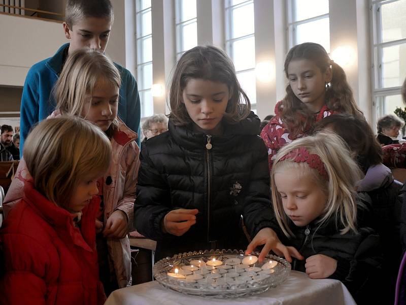 V boskovickém evangelickém kostele se uskutečnila krátká pietní vzpomínka při nedělní bohoslužbě. Děti při té příležitosti za oběti zapálily svíčky.