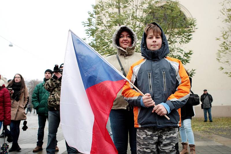 Shromáždění příznivců Dělnické strany sociální spravedlnosti dne 17. listopadu v Brně. Po úvodních projevech vůdčích členů na Moravském náměstí se vydaly desítky příznivců strany v průvodu s transparenty směrem k Malinovskému náměstí.