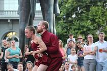 Tanečníci Národního divadla Brno představili baletní choreografii přímo v centru města. Vystoupili jako součást festivalu Uprostřed.