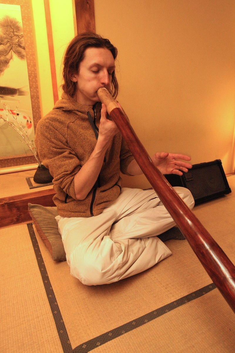 Fotogalerie: Australský beatbox. Učili se hrát na dutý kmen didgeridoo -  Brněnský deník