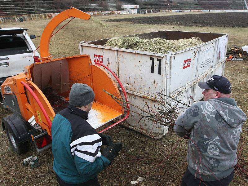 Mlha, déšť, bláto a vítr. Tak vypadá nedělní dopoledne v Brně. Nic z toho však neodradí skalní fanoušky brněnského fotbalového klubu Zbrojovka, aby přišli a přiložili ruku k dílu. Společnými silami se totiž snaží opravit legendární stadion Za Lužánkami.